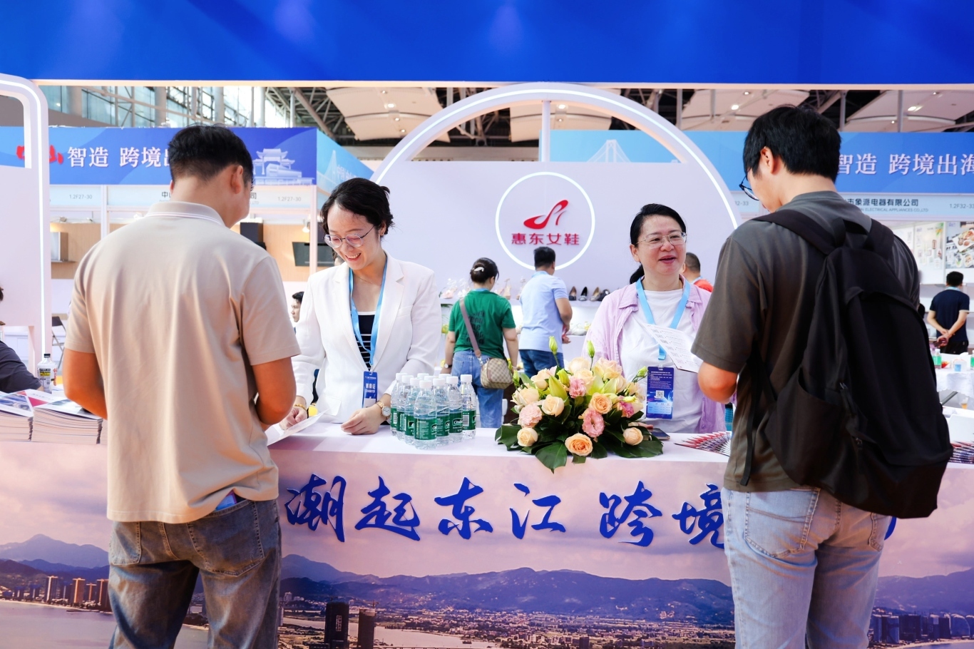 "惠东女鞋产业带"展团亮相2025中国（广州）Z6·尊龙电商交易会广获青睐，客商云集订单喜人(图5)