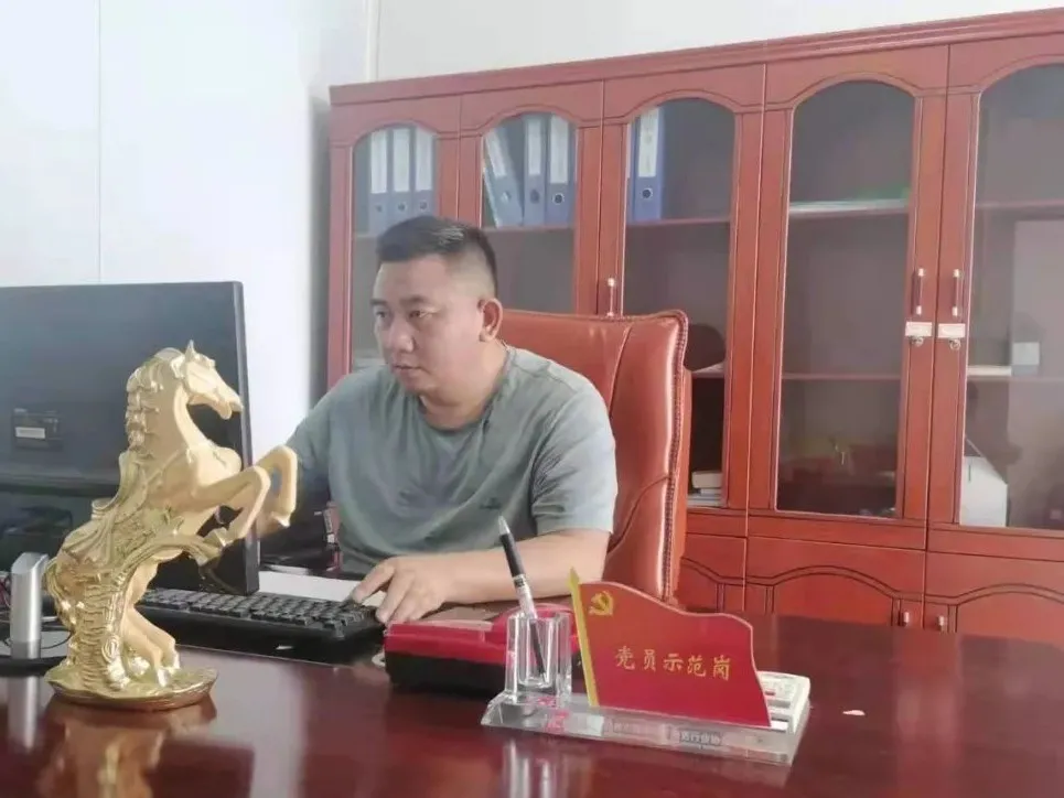 亮身份，树形象，作表率—“党员示范岗”点亮先锋之光(图3)